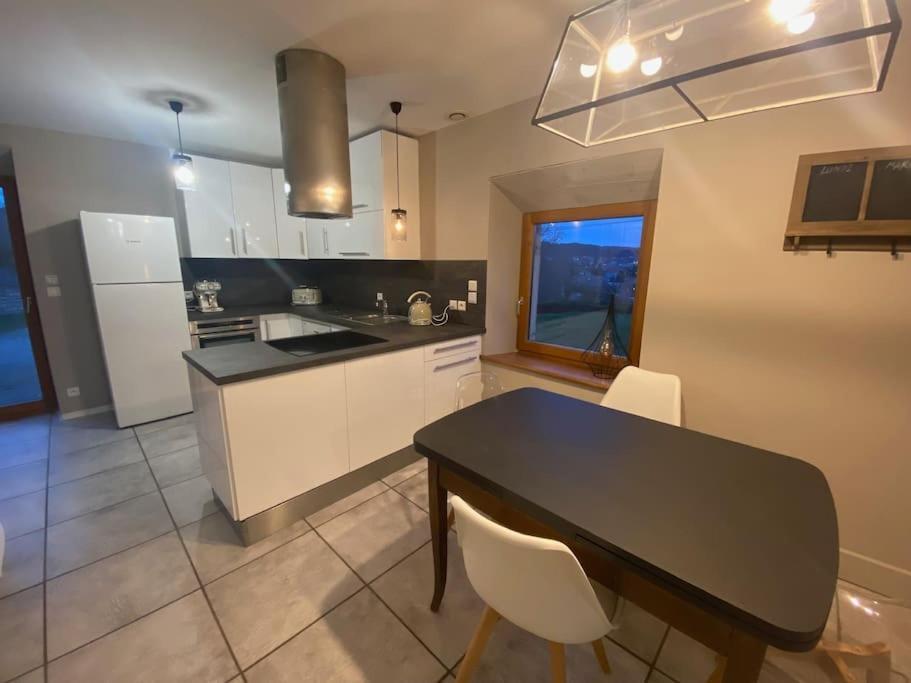 Logement Dans Maison + Exterieur Orchamps-Vennes Exterior foto